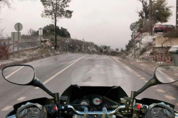 Ao circular com um motociclo de duas rodas em piso com gelo, a inclinação do veículo numa curva, origina: — pergunta R13Q0024 do exame de código IMT