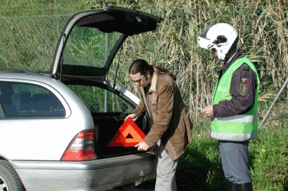 A não utilização do triângulo de pré-sinalização, quando obrigatória, na auto-estrada, é considerada: — pergunta R13Q0062 do exame de código IMT