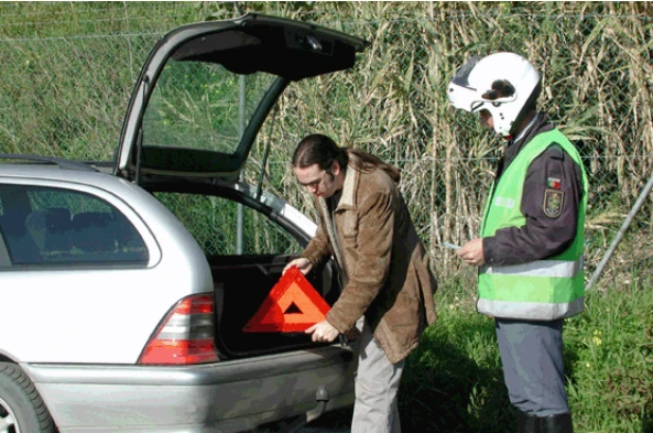 A não utilização do triângulo de pré-sinalização, fora das localidades, quando obrigatória, é considerada: — pergunta R13Q0063 do exame de código IMT