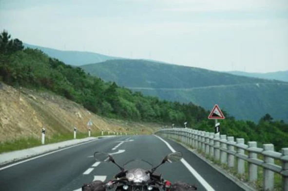 Regra geral, um quadro de um motociclo é constituído por: — pergunta R13Q0071 do exame de código IMT
