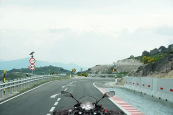 Se, na condução de um motociclo, o condutor utiliza roupa larga, esta pode ter como consequência: — pergunta R13Q0073 do exame de código IMT