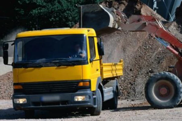 Por questões de segurança, no transporte de areia em automóveis pesados de mercadorias, deve utilizar-se: — pergunta R13Q0090 do exame de código IMT