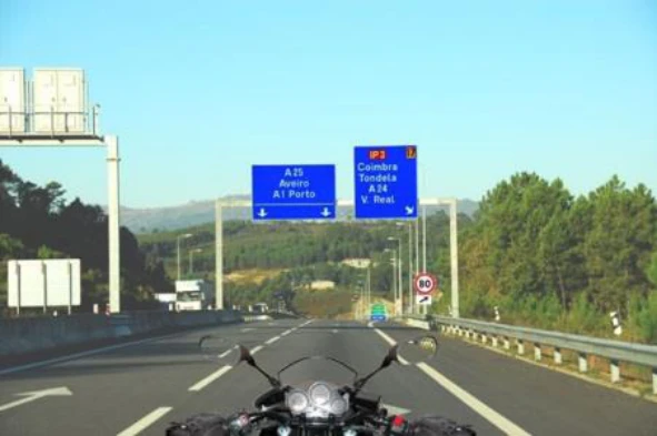 Uma auto-estrada caracteriza-se, entre outras razões, por ter: — pergunta R13Q0091 do exame de código IMT