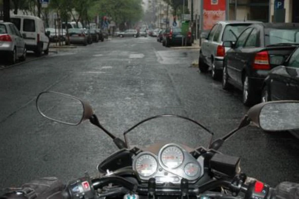 O risco na condução de um motociclo aumenta, sempre que se circula em piso molhado: — pergunta R13Q0092 do exame de código IMT