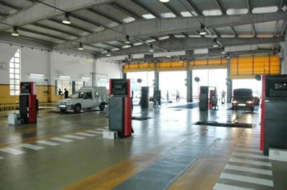 No âmbito das inspecções periódicas obrigatórias a veículos, no seguimento da reprovação dum veículo por força duma deficiência do tipo 2, é emitida: — pergunta R13Q0097 do exame de código IMT
