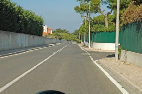 A manobra de inversão do sentido de marcha é proibida: — pergunta R13Q0099 do exame de código IMT