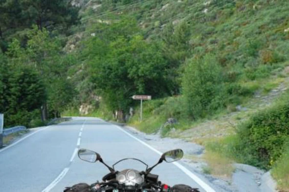 O condutor de um motociclo deve usar vestuário de protecção adequado: — pergunta R13Q0107 do exame de código IMT