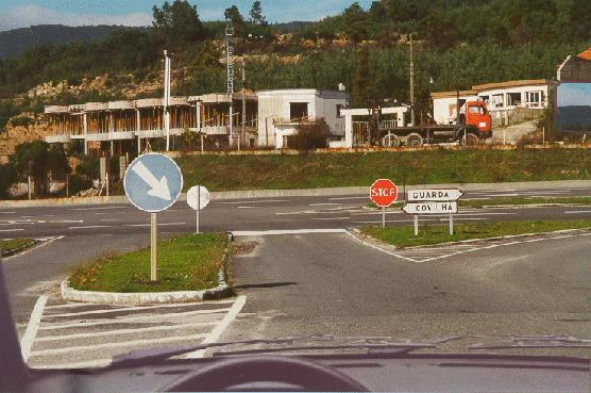 O sinal de cedência de passagem obriga-me a: — pergunta R13Q0109 do exame de código IMT