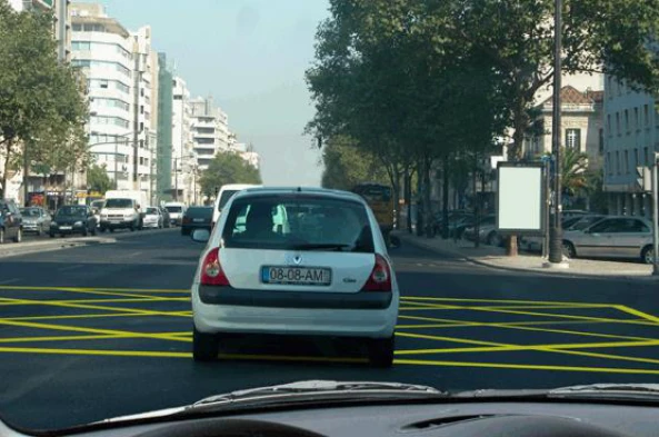 Se o veículo que circula à minha frente parar devido à intensidade do trânsito, devo: — pergunta R13Q0124 do exame de código IMT