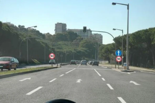 Qual o significado da sinalização vertical de proibição? — pergunta R13Q0171 do exame de código IMT