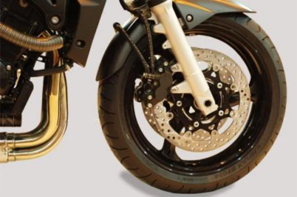 Para se certificar do estado das pastilhas de travão do motociclo, o condutor deve: — pergunta R13Q0174 do exame de código IMT