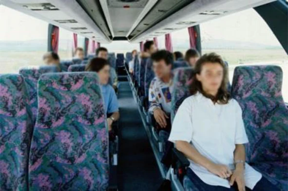 O condutor de um autocarro, sob pena de comprometer a segurança dos passageiros, deve imobilizar o veículo, quando: — pergunta R13Q0178 do exame de código IMT