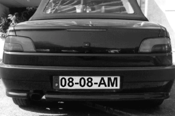 De que cor devem ser as luzes de presença colocadas à retaguarda dos automóveis? — pergunta R13Q0179 do exame de código IMT