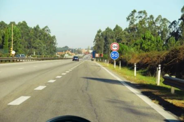 Ao entrar nesta auto-estrada, como se chama a via de trânsito onde circulo? — pergunta R13Q0190 do exame de código IMT