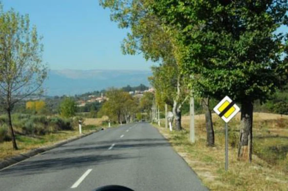 O sinal vertical que se encontra na via pública significa: — pergunta R13Q0197 do exame de código IMT
