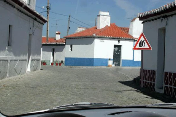 Perante o sinal de perigo devo transitar com precaução, porque: — pergunta R13Q0203 do exame de código IMT