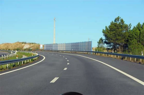 Os automóveis ligeiros de mercadorias, sem reboque, ao circularem nesta auto-estrada estão proibidos de exceder a velocidade máxima de: — pergunta R14Q0006 do exame de código IMT