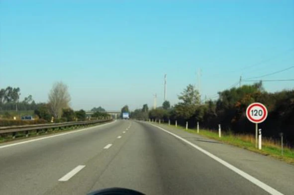 Em auto-estrada, qual é a velocidade máxima a que os condutores de automóveis pesados de mercadorias sem reboque podem circular? — pergunta R14Q0008 do exame de código IMT