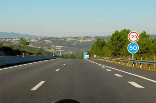 Ao circular nesta auto-estrada com um automóvel ligeiro de passageiros com reboque, qual a velocidade máxima permitida? — pergunta R14Q0011 do exame de código IMT