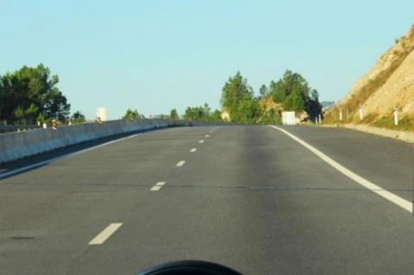 A velocidade máxima a que os automóveis pesados de passageiros com reboque podem transitar nas auto-estradas é de: — pergunta R14Q0015 do exame de código IMT