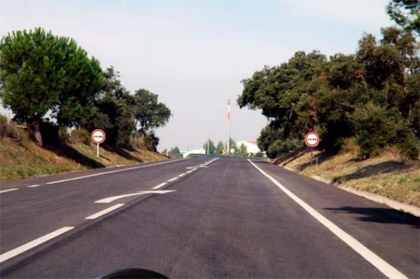 Os automóveis ligeiros de passageiros sem reboque, fora das localidades, não podem circular a velocidade superior a: — pergunta R14Q0027 do exame de código IMT