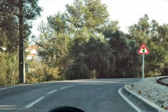 Ao avistar o sinal vertical devo moderar a velocidade porque: — pergunta R14Q0034 do exame de código IMT