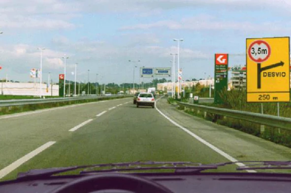 Este sinal indica-me que o desvio que vou encontrar a 250 metros aplica- se: — pergunta R14Q0041 do exame de código IMT