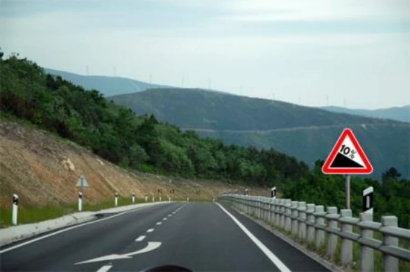 Perante este sinal vertical devo ter a preocupação de adaptar a velocidade de circulação: — pergunta R14Q0045 do exame de código IMT
