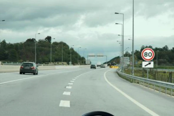 A linha longitudinal descontínua inscrita no pavimento delimita uma via de trânsito em que o condutor deve: — pergunta R14Q0048 do exame de código IMT
