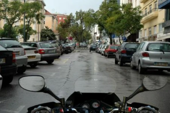 Por norma, à condução de motociclos de duas rodas em piso molhado, estão associados os seguintes riscos: — pergunta R14Q0049 do exame de código IMT