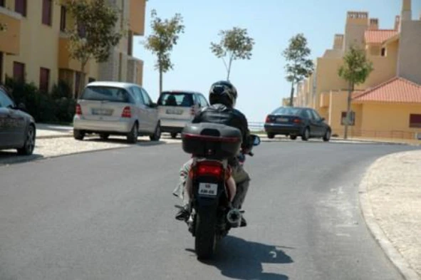 Na condução de um motociclo, o aumento significativo da velocidade implica: — pergunta R14Q0050 do exame de código IMT