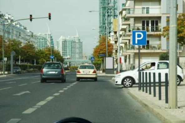 Como devo proceder face ao condutor que sai do parque de estacionamento? — pergunta R14Q0052 do exame de código IMT