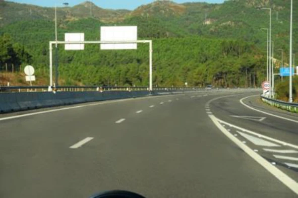Como se chama a via de trânsito à minha direita? — pergunta R14Q0055 do exame de código IMT