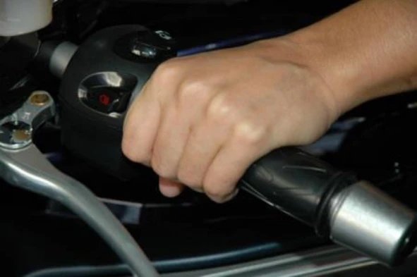 Devo conduzir um motociclo com as duas mãos apoiadas no guiador, excepto quando: — pergunta R14Q0065 do exame de código IMT
