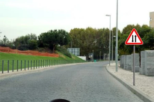 O sinal vertical indica-me que, a partir do local em que se encontra colocado, a via passa a ter: — pergunta R14Q0076 do exame de código IMT