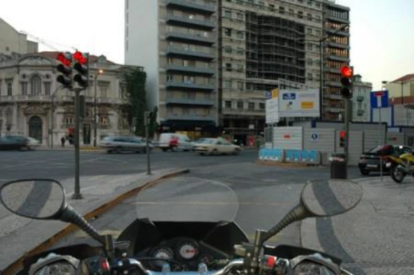 O condutor de um motociclo, durante o dia e com condições meteorológicas ou ambientais que tornem a visibilidade suficiente, enquanto aguarda pelo sinal que lhe permita avançar deve utilizar as luzes de: — pergunta R14Q0080 do exame de código IMT