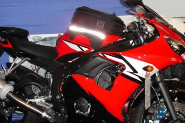 Na condução de motociclos, a presença de gasóleo derramado na via, pode: — pergunta R14Q0082 do exame de código IMT