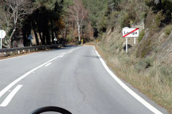 As marcas rodoviárias que se encontram no eixo da faixa de rodagem chamam-se: — pergunta R14Q0088 do exame de código IMT