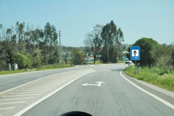 Como se designam as marcas rodoviárias situadas à minha esquerda? — pergunta R14Q0091 do exame de código IMT