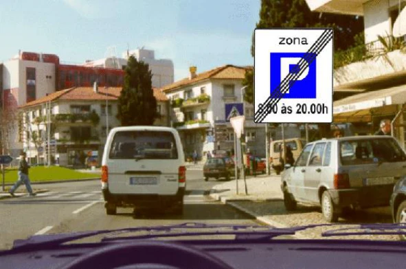 Neste local, o limite máximo de velocidade para os automóveis ligeiros de passageiros, é de: — pergunta R14Q0094 do exame de código IMT