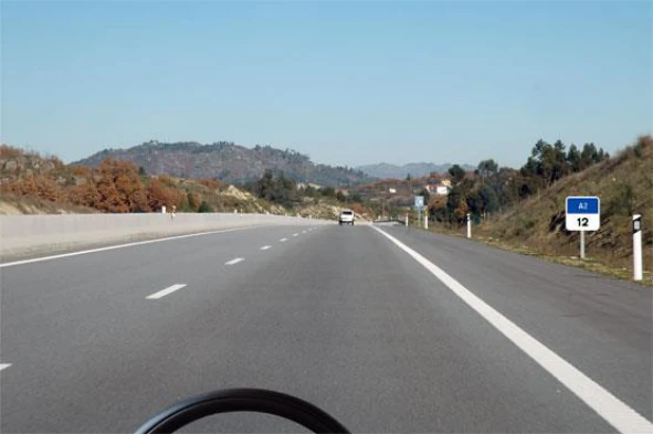 Qual o limite mínimo de velocidade instantânea fixado para a circulação neste tipo de via? — pergunta R14Q0095 do exame de código IMT