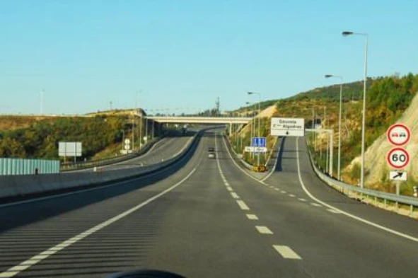 Durante a noite posso circular em auto-estrada com as luzes de cruzamento apagadas? — pergunta R14Q0102 do exame de código IMT