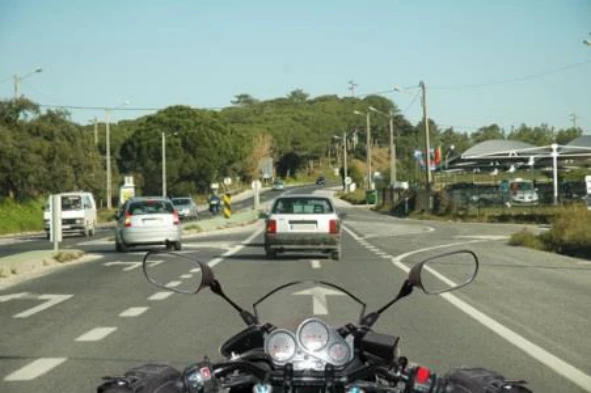 A circulação sobre as marcas rodoviárias pode ser perigosa para os condutores de veículos de duas rodas? — pergunta R14Q0106 do exame de código IMT