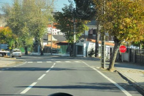 Os veículos que transitem em missão de socorro e não possuam avisadores sonoros e luminosos especiais, podem assinalar a marcha de urgência através da utilização repetida dos sinais sonoros? — pergunta R14Q0111 do exame de código IMT