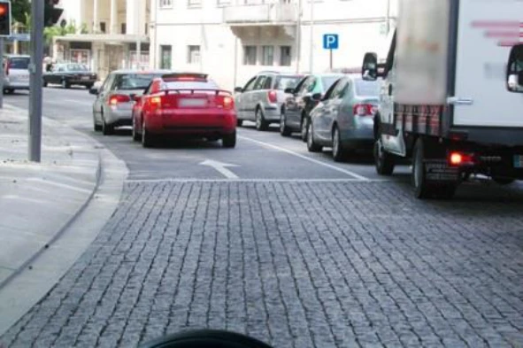 As luzes que me indicam que o veículo à minha frente reduziu a velocidade e/ou parou são as de: — pergunta R14Q0119 do exame de código IMT
