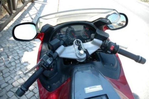 Regra geral, onde se encontra colocado o interruptor de emergência dos motociclos? — pergunta R14Q0120 do exame de código IMT