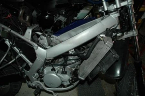 As operações de controlo e nivelamento do líquido refrigerante dos motociclos, deve efectuar-se com: — pergunta R14Q0125 do exame de código IMT