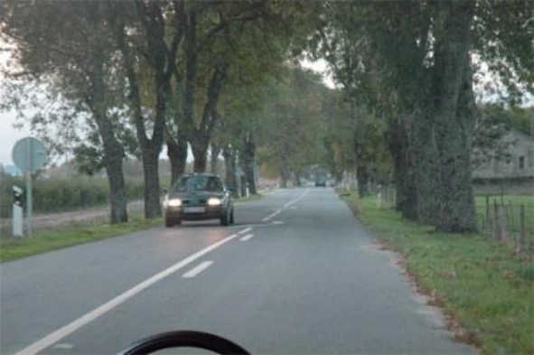Nos automóveis, quais são as luzes obrigatórias destinadas a iluminar a via para a frente do veículo? — pergunta R14Q0131 do exame de código IMT