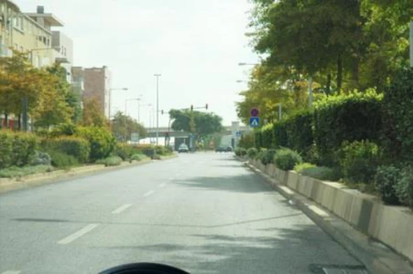 Dentro das localidades, a velocidade máxima permitida é de 50 km/h para: — pergunta R14Q0132 do exame de código IMT