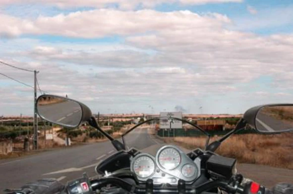 Na condução de motociclos, circular constantemente junto do eixo da faixa de rodagem constitui posicionamento correcto e seguro? — pergunta R14Q0151 do exame de código IMT